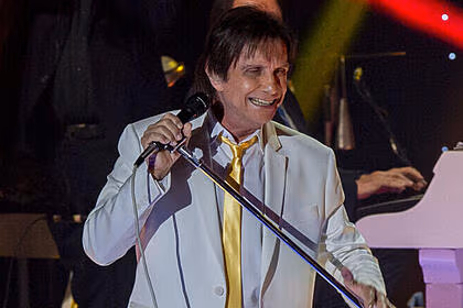 Roberto Carlos cantando no especial