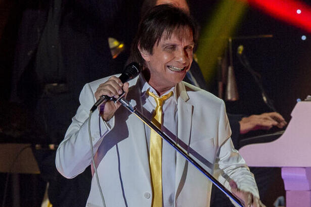 Roberto Carlos cantando no especial