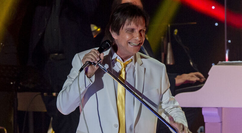 Roberto Carlos cantando no especial