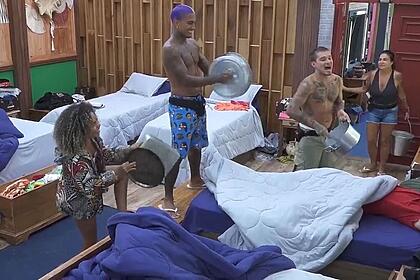 Rico foi acordado por MC Gui, Sthe e Dynho batendo panelas em A Fazenda 13.