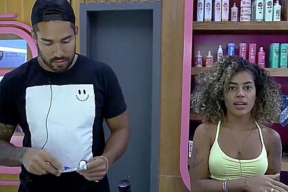 Bil fez críticas a Rico junto com MC Gui e Sthe na cozinha de A Fazenda 13. O ex-BBB afirmou que o peão muda de comportamento quando não é fazendeiro.