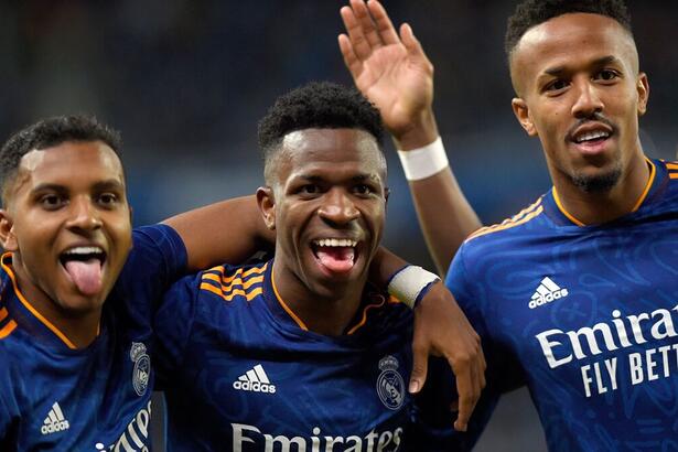 Jogadores brasileiros Rodrygo, Vinicius Jr e Militão com a camisa do Real Madrid