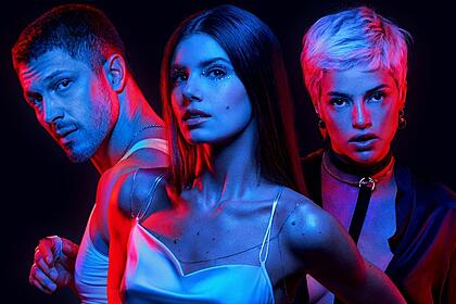Romulo Estrela, Camila Queiroz e Agatha Moreira posam no set de Verdades Secretas II