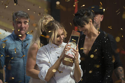 Isabella scherer com o troféu de campeã do masterchef na mão, após o anúncio final