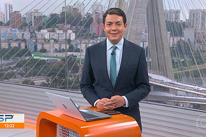 Alan Severiano sorrir após a exibição de uma reportagem no SP1 desta segunda-feira, 10 de janeiro de 2022
