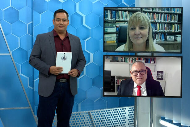 Apresentador Eduardo Miranda com um tablet na mão em trecho do Aparecida Debate de 18 de janeiro