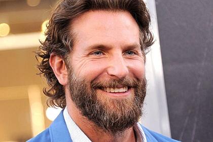 Bradley Cooper sorrindo para foto
