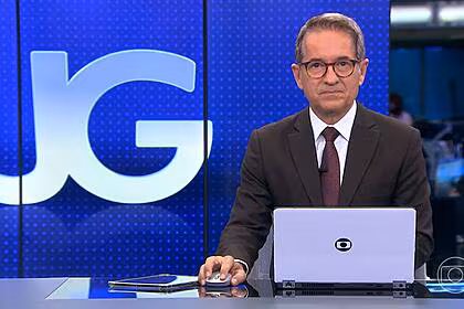 Carlos Tramontina sentado na bancada do Jornal da Globo