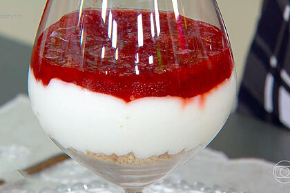 Cheesecake de morango no copo