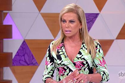 Christina rocha com uma blusa verde e florida nos estúdios do casos de família