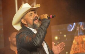 Donizeti Camargo se apresenta no palco do Aparecida Sertaneja