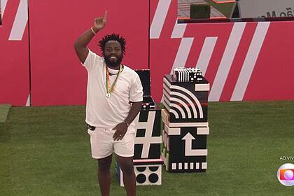 Douglas Silva levanta o dedo comemorando a vitória como primeiro líder do BBB 22