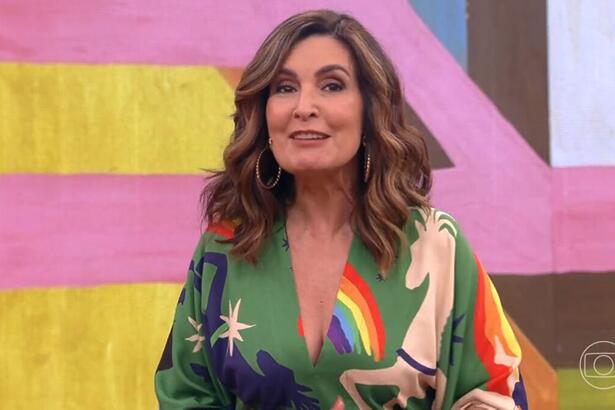 Fátima Bernardes com um vestido florido nos estúdios do Encontro