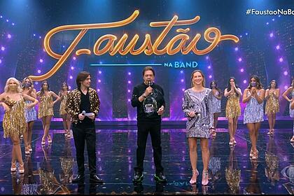João guilherme, faustão e anne lotterman nos estúdios do programa faustão na band, lado a lado, com as bailarinas ao fundo