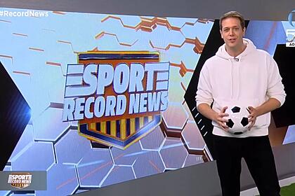 Fred Ring com uma bola na mãos nos estúdios do Esporte Record News