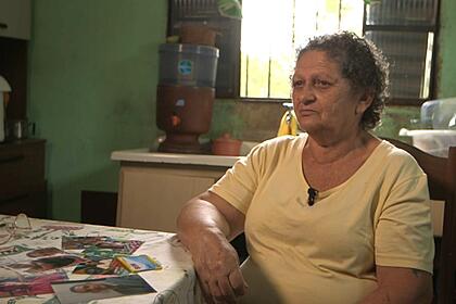 Judite sentada, gravando uma das entrevistas do Repórter Record Investigação sobre a Cracolândia