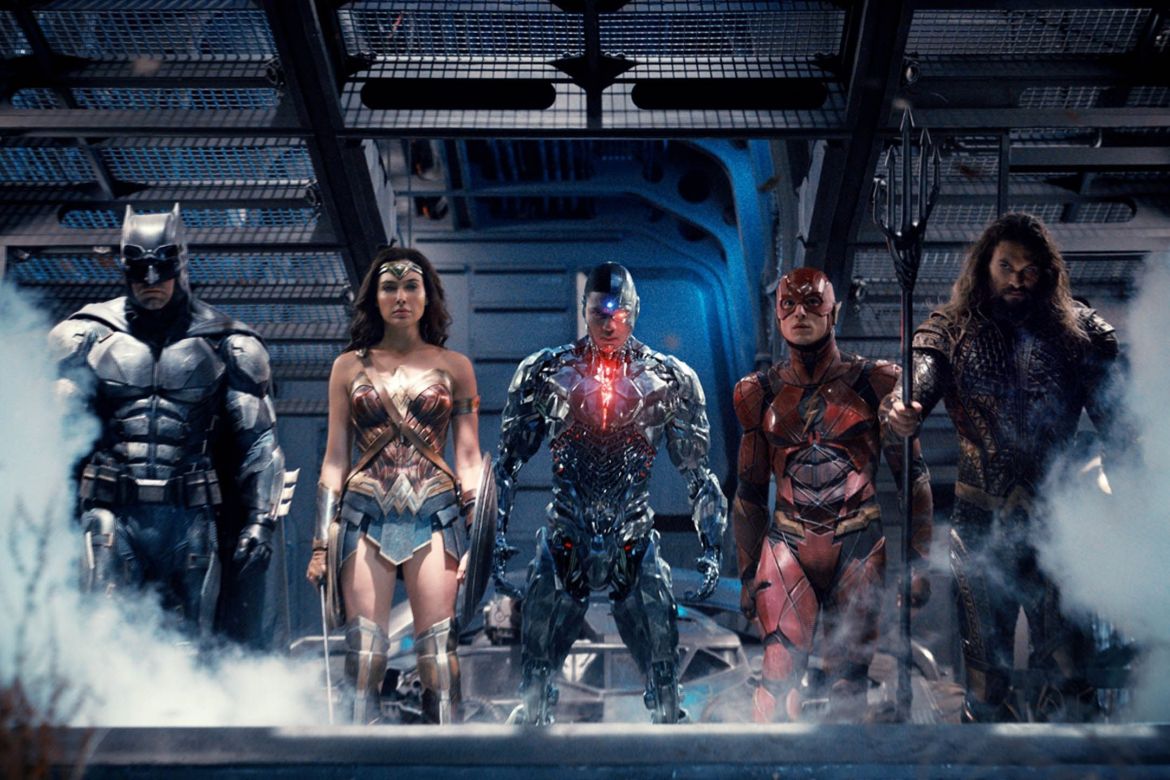 Capa de divulgação do filme Liga Da Justiça, com os personagens perfilados lado a lado