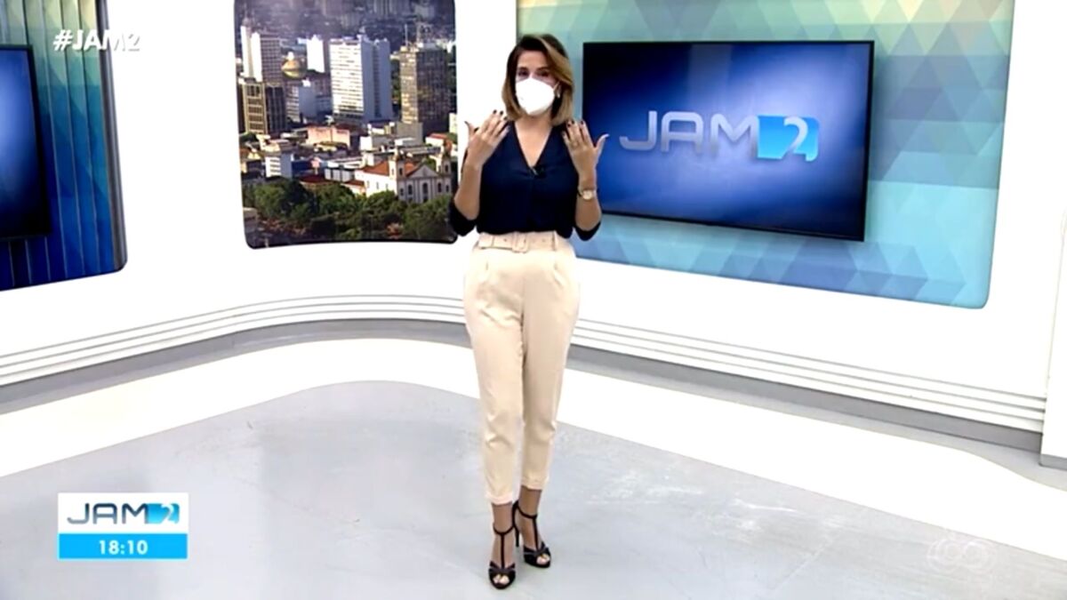 Luana Borba, de máscara, nos estúdios do Jornal do Amazonas - 2ª edição