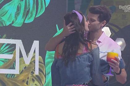 Lucas coloca a mão no pescoço de Eslovênia enquanto beija a sister na festa do BBB 22
