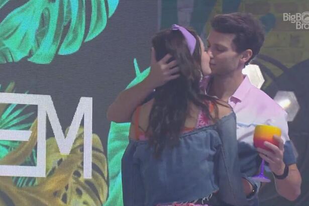 Lucas coloca a mão no pescoço de Eslovênia enquanto beija a sister na festa do BBB 22
