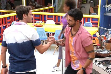 Lucas e Rodrigo se dão as mãos na cozinha do BBB 22