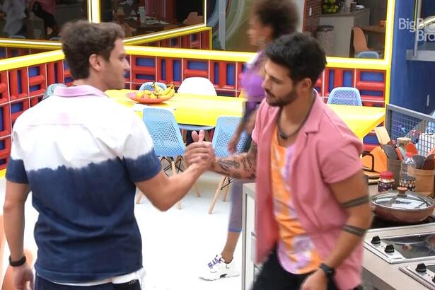 Lucas e Rodrigo se dão as mãos na cozinha do BBB 22