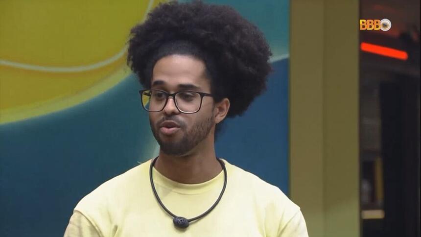 Luciano vai até o centro da sala do BBB 22 para explicar aos brothers por que quer ser famoso