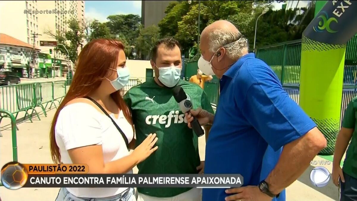Márcio Canuto entrevista ao vivo um casal palmeirense em frente ao estádio do clube