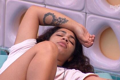 Maria deitada na área externa do BBB 22.