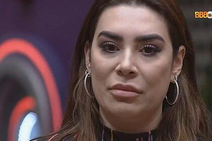 Naiara Azevedo em pé no centro da sala do BBB 22 em frente aos participantes afirmando que quer deixar o programa