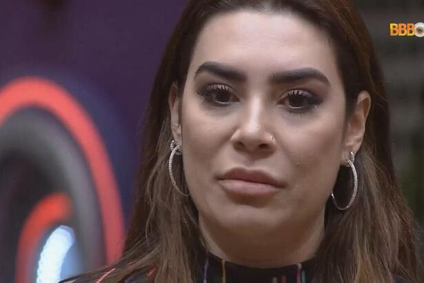 Naiara Azevedo em pé no centro da sala do BBB 22 em frente aos participantes afirmando que quer deixar o programa