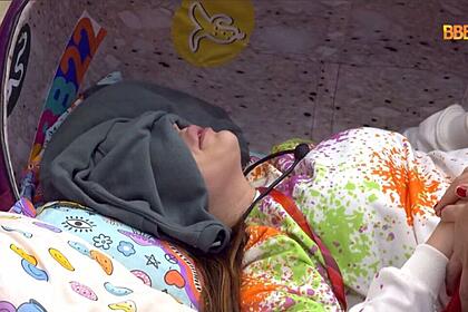 Naiara chorando deitada com lençol nos olhos no BBB 22