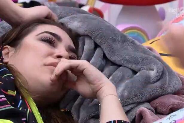 Naiara chora no quarto do BBB 22.