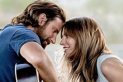 Lady Gaga e Bradley Cooper em cena do filme Nasce Uma Estrela