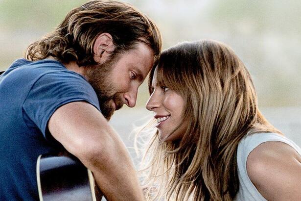 Lady Gaga e Bradley Cooper em cena do filme Nasce Uma Estrela
