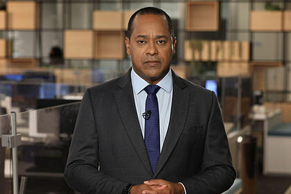 Luiz fara monteiro na redação de jornalismo da record tv