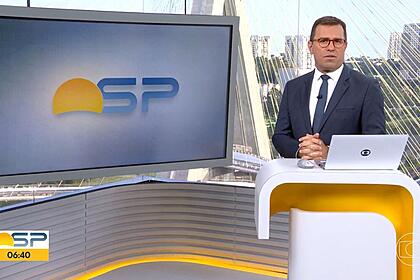 Rodrigo Bocardi nos estúdios do Bom Dia SP, em frente ao telão