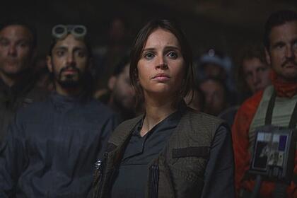 Felicity Jones em cena do filme Rogue One - Uma História Star Wars, exibido pela TV Globo no Domingo Maior