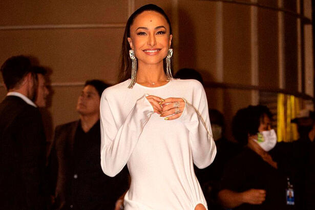 Sabrina Sato de vestido branco nos bastidores do especial Família Record