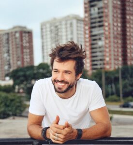 Sérgio Dalcin sorrir em foto de divulgação