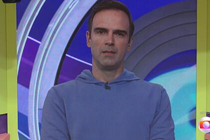 Tadeu Schmidt aparece com semblante sério na primeira eliminação do BBB 22