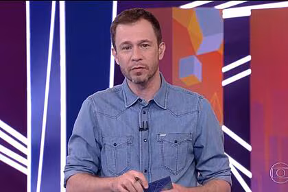 Tiago Leifert no cenário do BBB 21