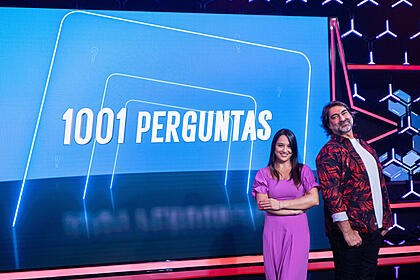 Carla bigatto e zeca camargo no palco do 1001 perguntas
