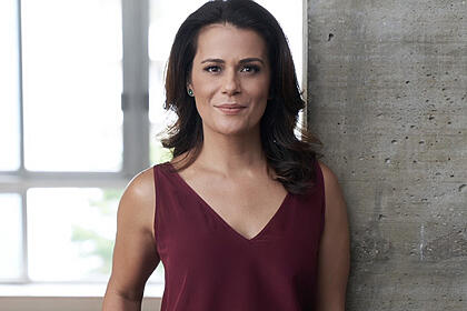 Adriana araújo com uma blusa vinho em foto de reprodução