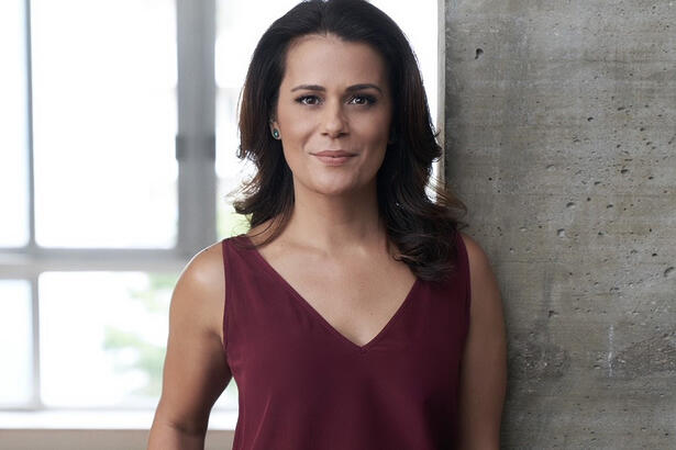 Adriana Araújo com uma blusa vinho em foto de reprodução