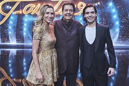 Anne lotterman, fausto silva e joão guilherme silva no palco do faustão na band