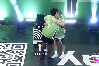 Arthur e Douglas comemorando a imunidade após vencer prova do BBB 22
