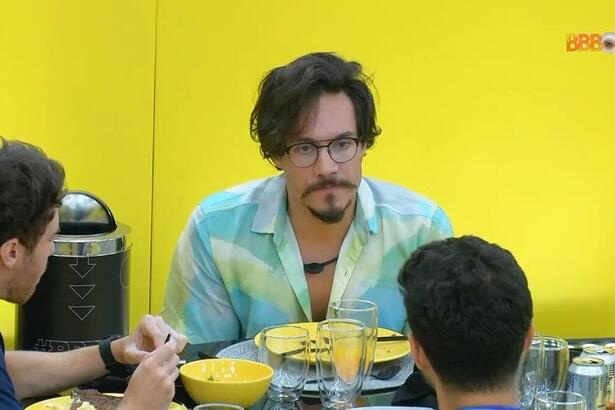Elizer no almoço do anjo do BBB 22, olhando para Rodrigo e Lucas