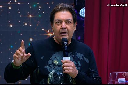 Faustão com o dedo levantado em estreia na band