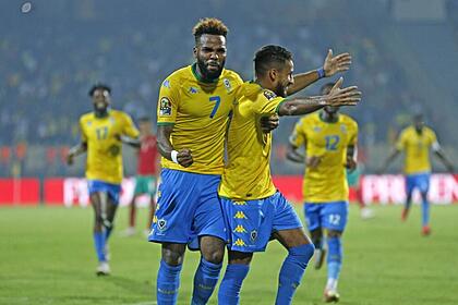 Jogadores da seleção do gabão comemorando gol durante partida na copa africana de nações